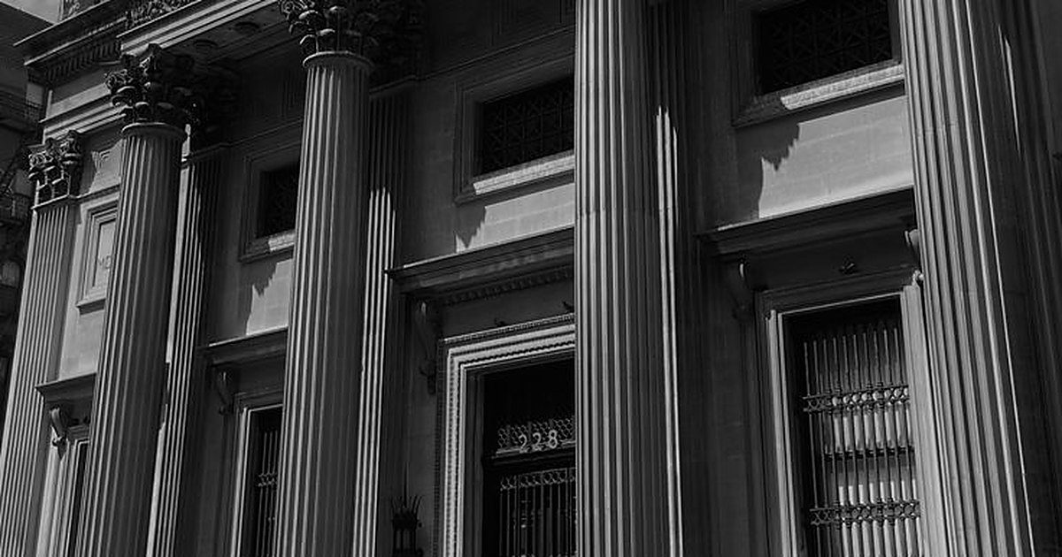 Fachada de un edificio bancario de estilo clásico, con columnas y el acceso principal