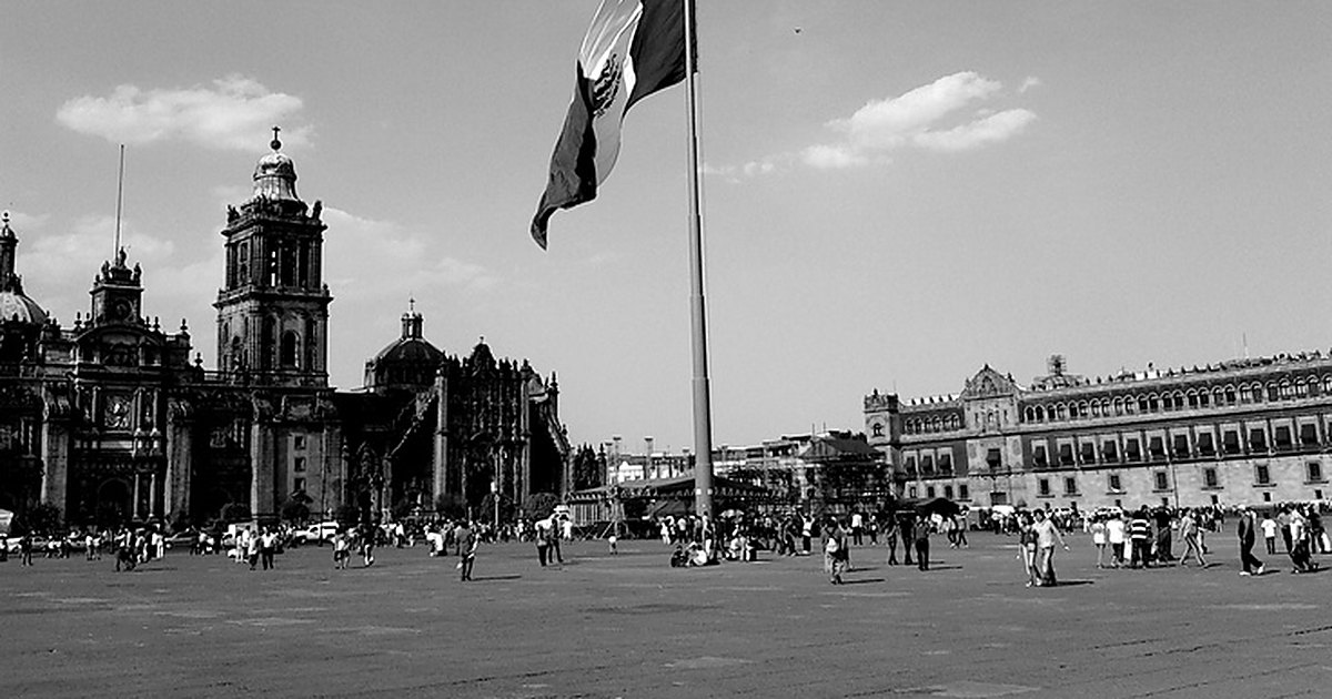 El Zócalo de la Ciudad de México, con la Catedral Metropolitana, la bandera nacional y el Palacio Nacional