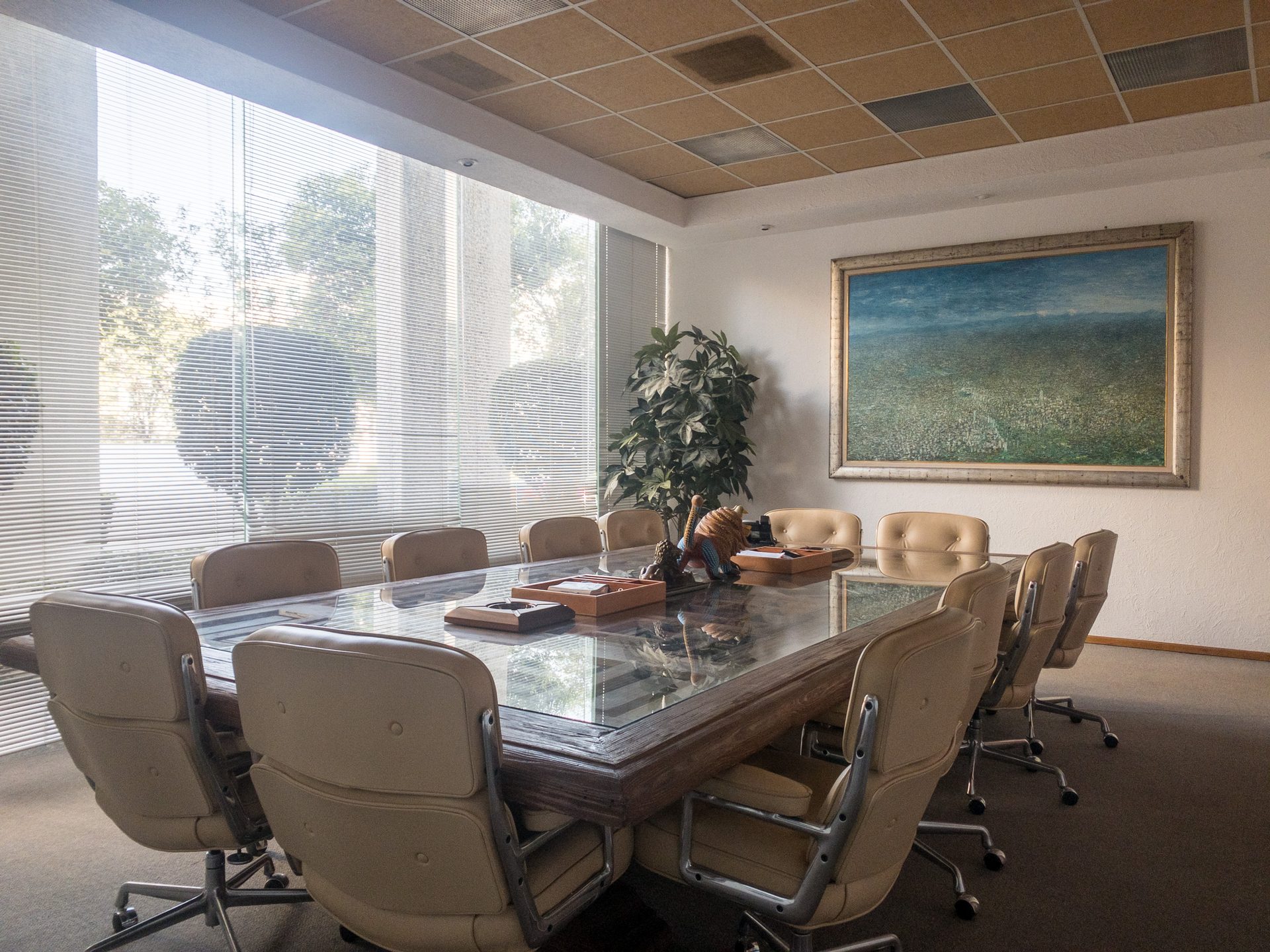 Sala de juntas del despacho con ventanal a los árboles de Bosques de las Lomas